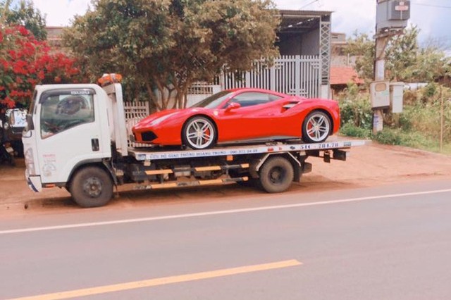 Tuan Hung cuoi Ferrari 488 GTB tien ty tai Ha Noi-Hinh-4